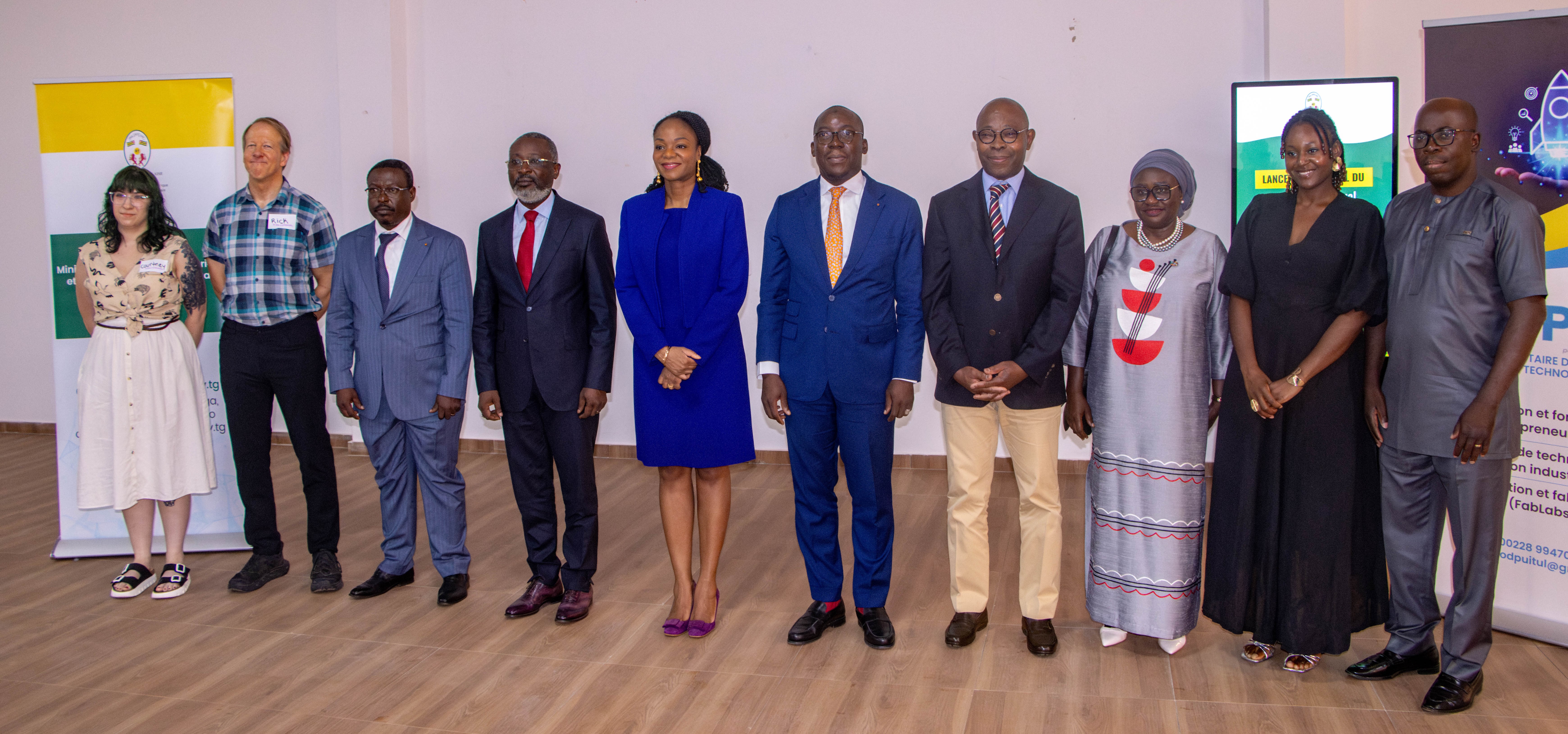 Officiel - Lancement du programme national de formation en programmation informatique, IA et anglais